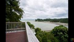 Room available in huge amazing sea views house in Titirangi