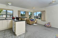 North Shore Browns Bay two bedroom unit for rent. Top location and school zone.
