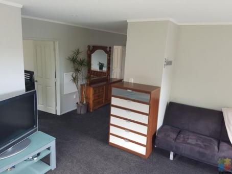 N E W L Y N N - 1 BEDROOM FULLY FURNISHED SELF CONTAINED FLAT