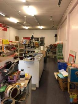 Empty shop for rent In old papatoetoe 14 meter long 5.6 meter wide Inside the shop
