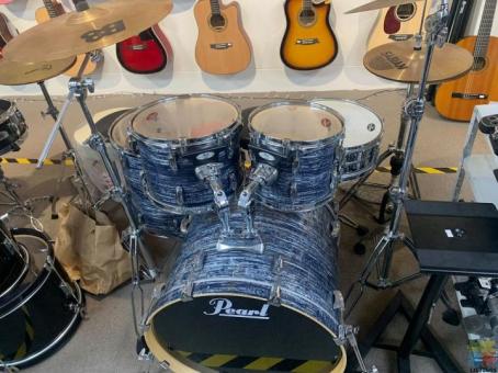 PROFESSIONAL PEARL VISION 5PEICE DRUM KIT COMES WITH DRUM STOOL!