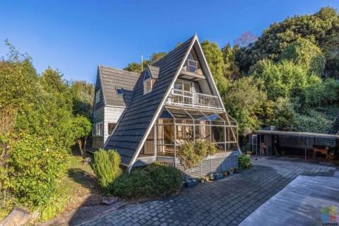 Funky 70s five bedrooms house with 723 sqm Apox. Christchurch