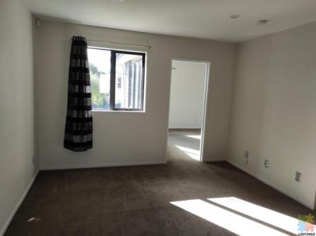 4 beds 2 baths Room only