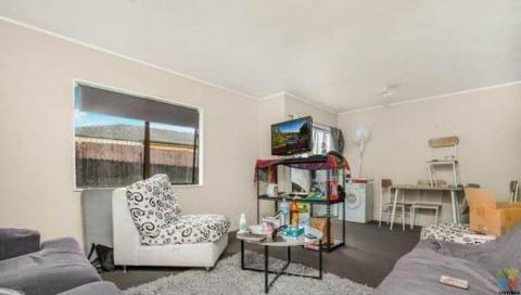 Yes it is Available Do me up or Move in 1/9 Maplesden Drive, Clendon Park