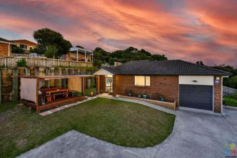 Stunning views from the top of the hill, 2 bedroom house in Papakura