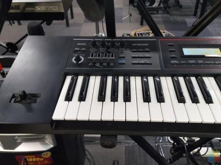 ROLAND JUNO-DS61 61 NOTE SYNTHESIZER