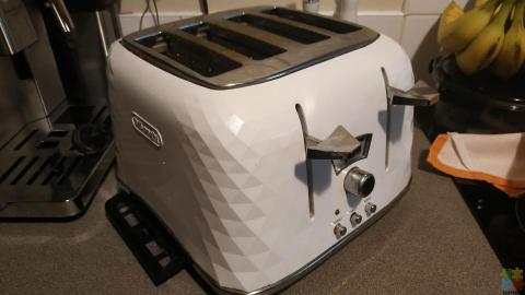 Delonghi Toaster