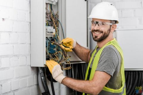 Senior QUALIFIED Electrician / Foreman