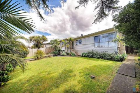 FIRST TIME ON THE MARKET! Welcome all buyers 4 Burndale Terrace,Manurewa 2102
