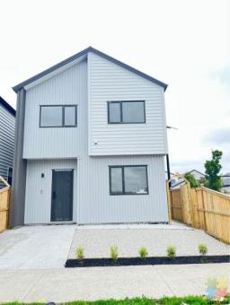 Looking to buy a corner standalone 5 Bedrooms in Kauri Flats in low 900’s?