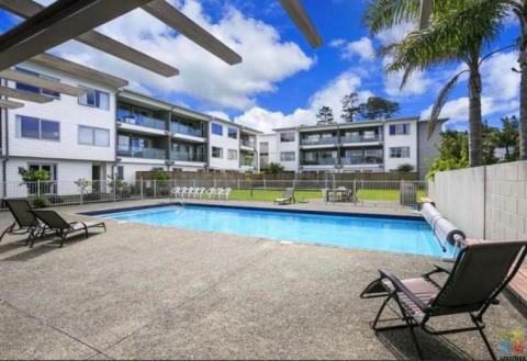 Great location, short walk to Browns Bay beach and shops!