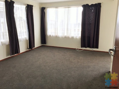 3 bedroom family rent in Massey (closed to Massey primary and high school)
