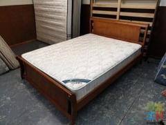 SELLING BEAUTIFUL QUEEN BED
