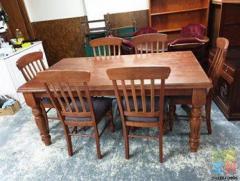 SELLING BEAUTIFUL LARGE X6 SEATER DINING SUITE