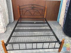SELLING QUEEN SIZE BED